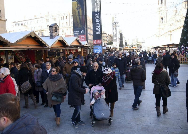 Ambiente navideño en la Plaza del Pilar