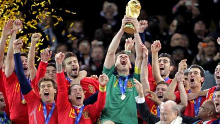 Los jugadores de la selección española de fútbol alzan el trofeo del Mundial.
