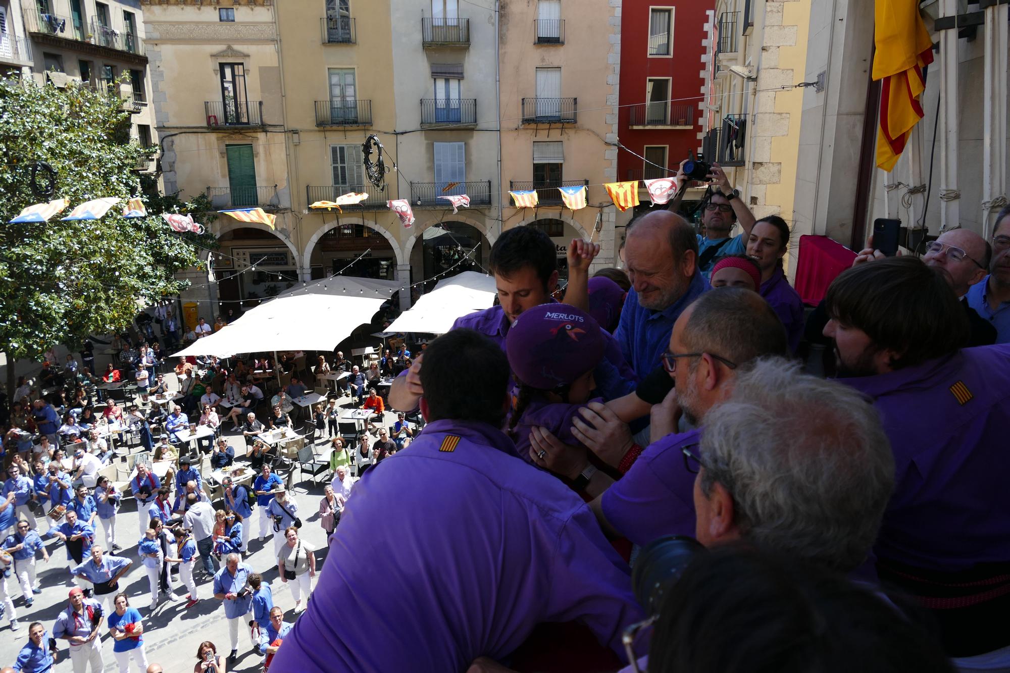 La plaça es tenyeix de colors amb la Diada Castellera de Santa Creu