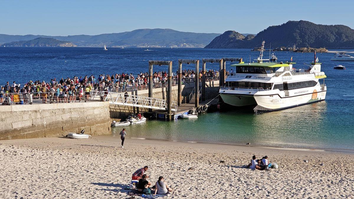 Personas embarcando en el muelle de las Islas Cíes.