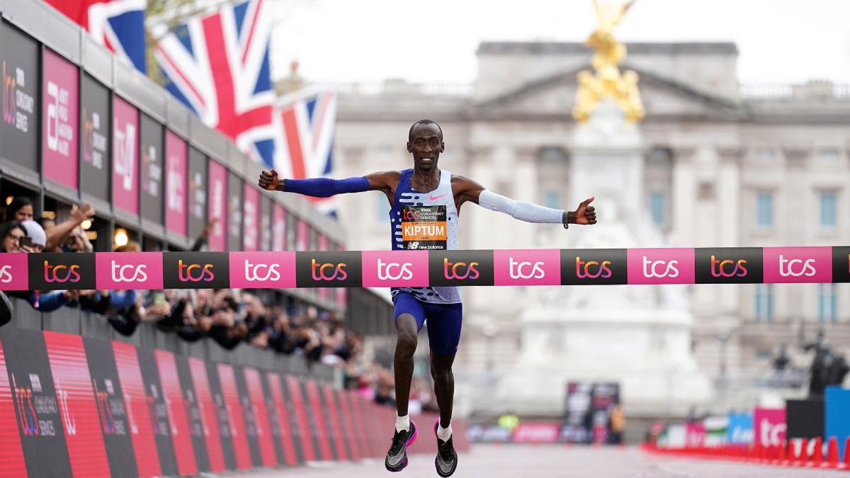 Kelvin Kiptum gana el Maratón de Londres