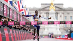 Kelvin Kiptum gana el Maratón de Londres