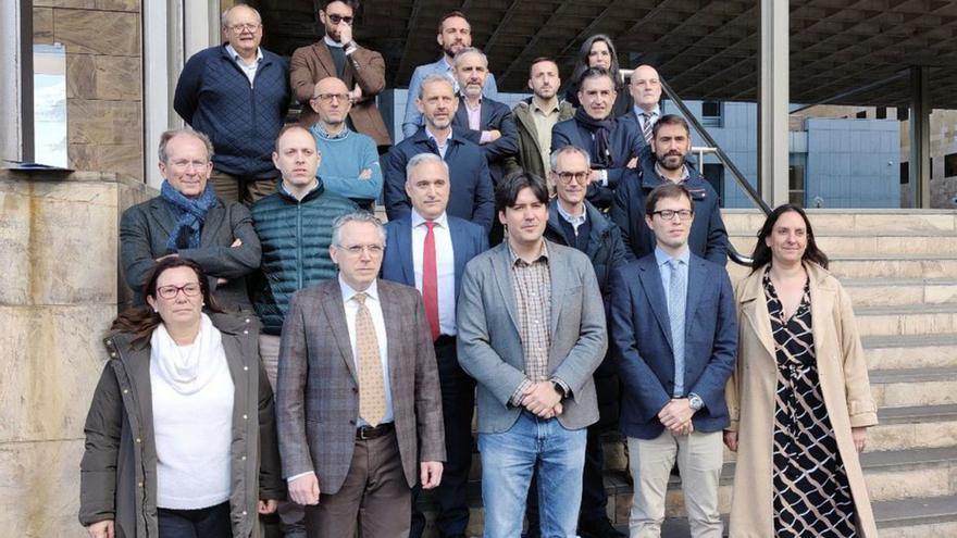 Borja Sánchez, en el centro, con los representantes de los 14 centros de I+D de grandes empresas implantadas en Asturias.