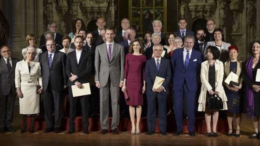 Don Felipe y doña Letizia (en el centro), en una foto de familia con los premiados. // Efe