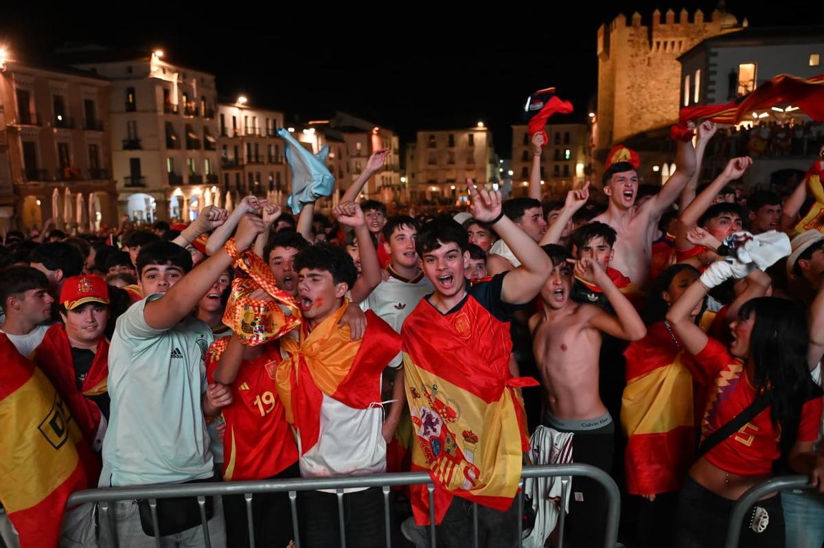 Fotogalería | Así se vive la final del Mundial 2026 en la Plaza Mayor de Cáceres Fotogalería | Así se vive la final del Mundial 2026 en la Plaza Mayor de Cáceres