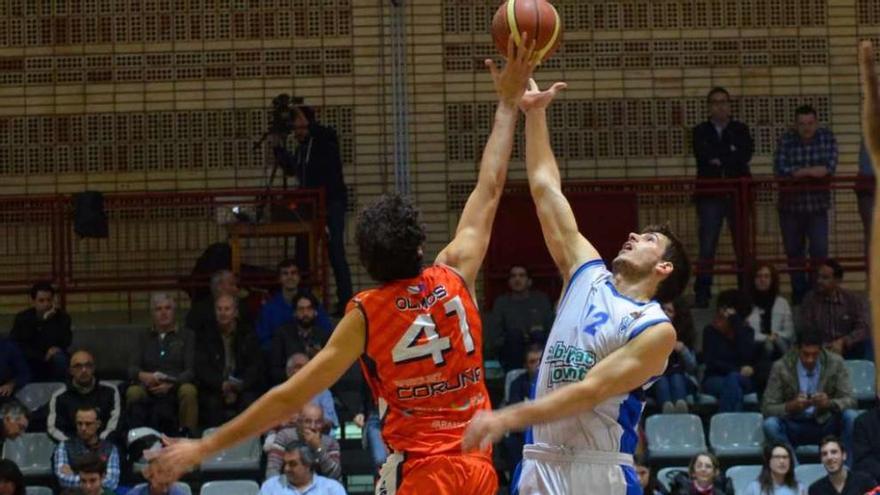 Salto inicial del Prat Joventut y Leyma Básquet Coruña, ayer.