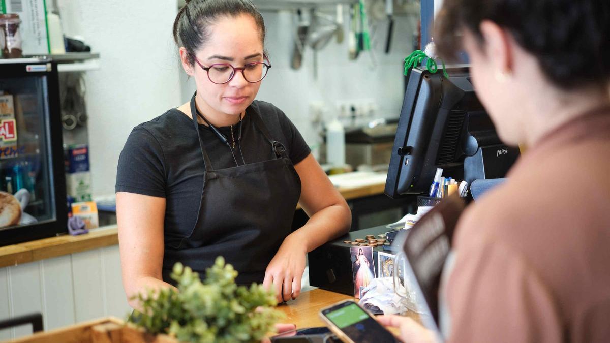 Una emprendedora autónoma en su negocio de hostelería.