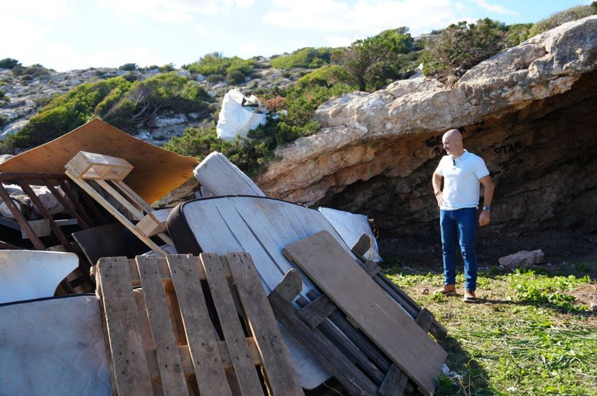 Vaciado de una de las cuevas para su clausura