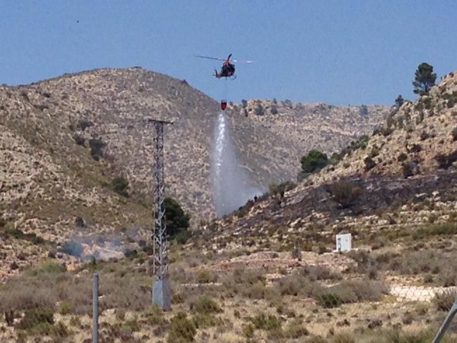 Un helicóptero sofoca el fuego en la zona de Monteagud