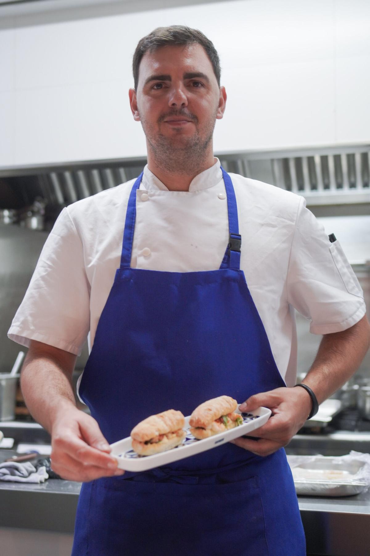 El chef Martín Ezio Bonino, con 'O Susiño' en la cocina de La Barra.