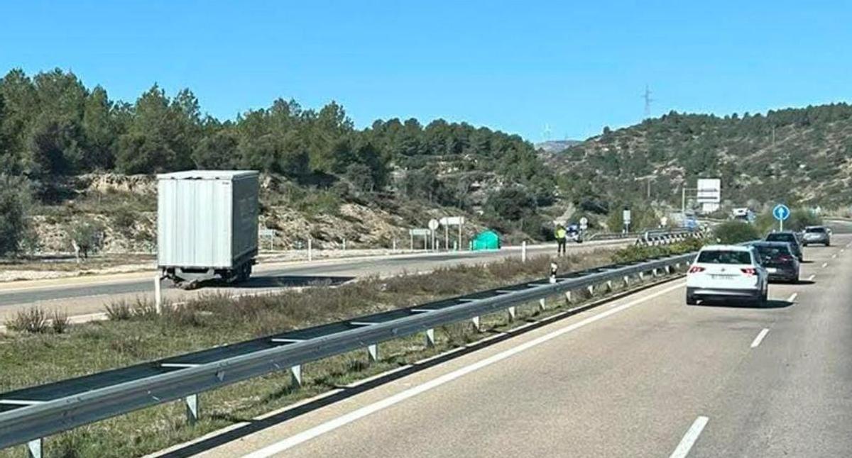 Un remolque en mitad de la A-23 entre Jérica y Soneja