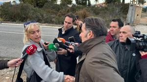 El alcalde, Pablo Ruz, recibe a una amiga de las víctimas del chalet de El Pinet, en La Marina