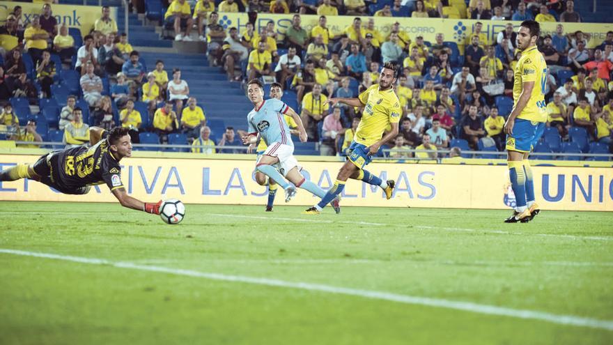 Emre Mor supera a Chichizola, el portero de Las Palmas, en la jugada que certificó su primer gol como celeste. // LOF