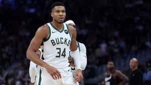 Giannis Antetokounmpo firmó 54 puntos ante indiana