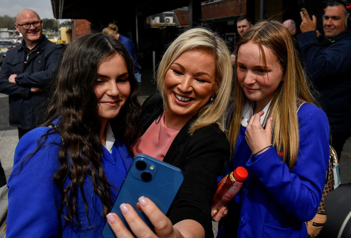 Així és Michelle O’Neill, la dona que ha portat el Sinn Féin a la victòria a Irlanda del Nord