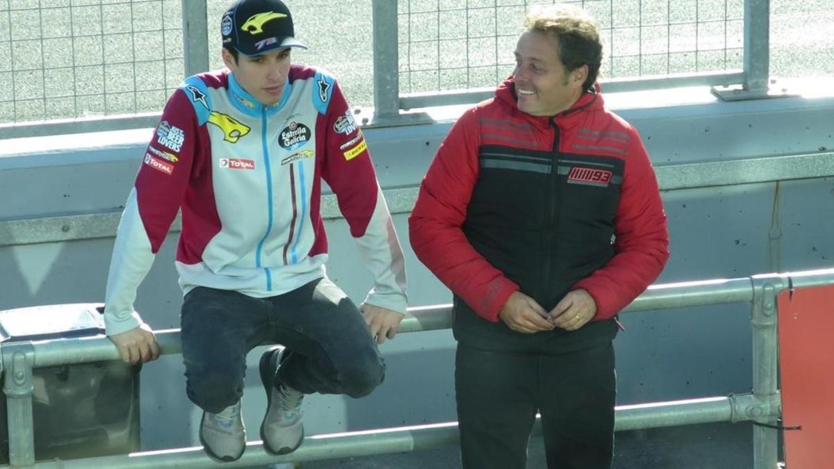 Àlex Márquez conversa con su manager, Emilio Alzamora, el domingo por la tarde en el 'pit lane' de Phillip Island.