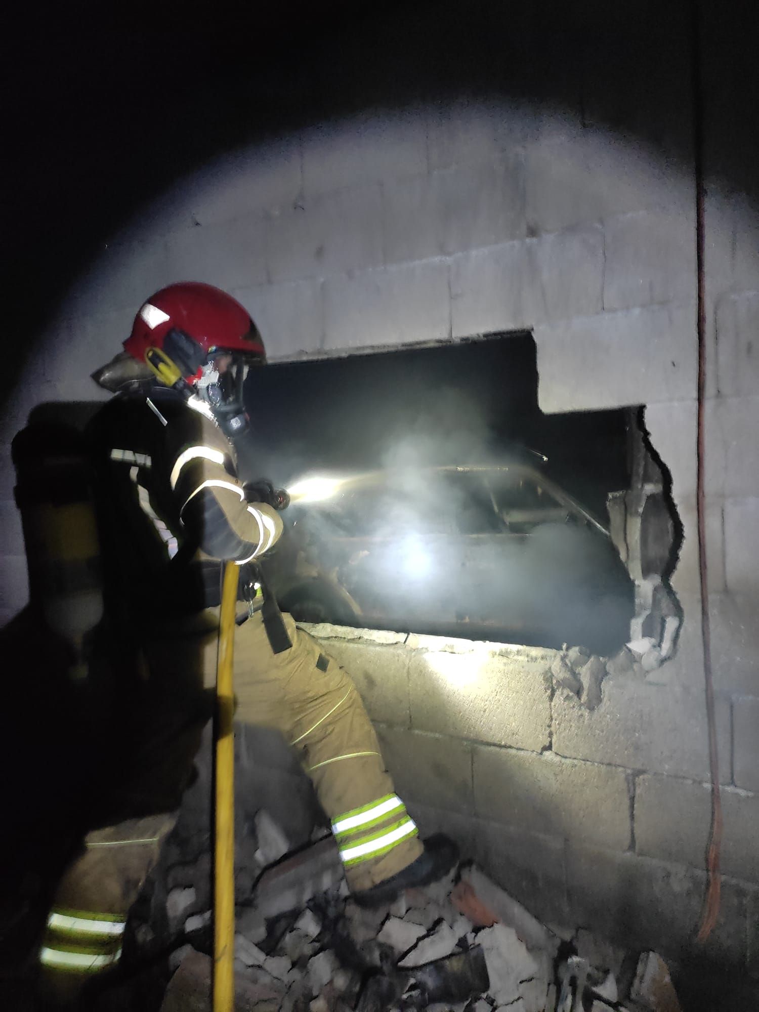 Un incencio calcina una nave industrial en Maianca, en Oleiros