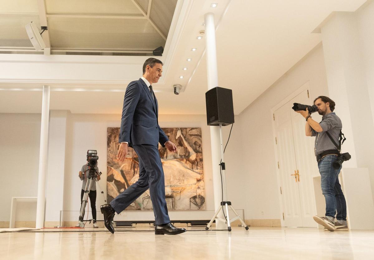 El presidente del Gobierno, Pedro Sánchez, a su salida tras comparecer para hacer balance del curso político, el a 31 de julio en la Moncloa.