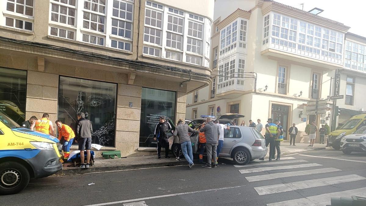 Accidente de tráfico en la avenida Rosalía de Castro de Santiago.