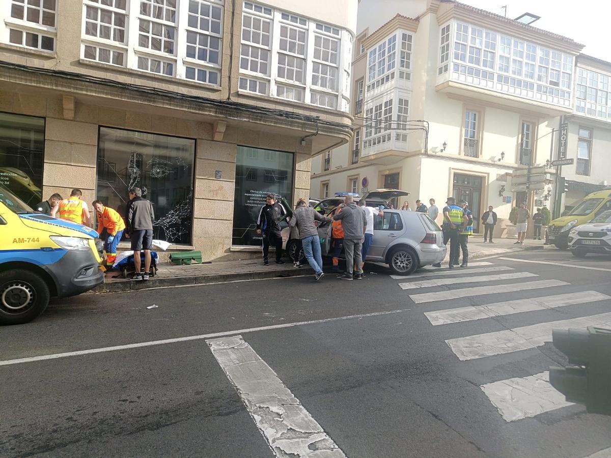 Accidente de tráfico en la avenida Rosalía de Castro de Santiago.