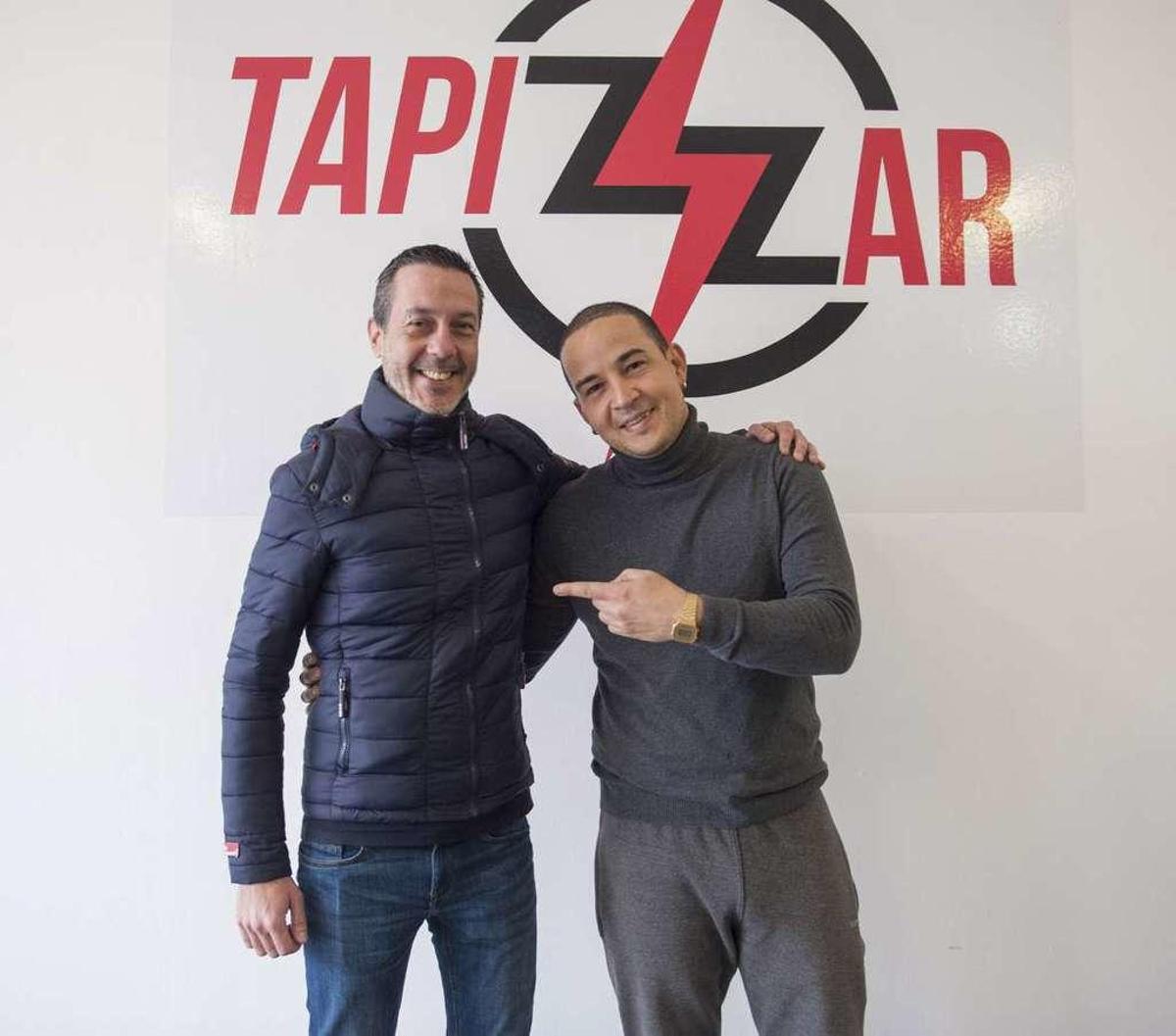 Óscar Diéguez (izquierda), con el beneficiario de un proyecto de autoempleo que él coordina. // B. Lorenzo