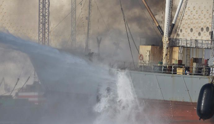 Los bomberos sofocan el incendio del ''Fin Whale''.