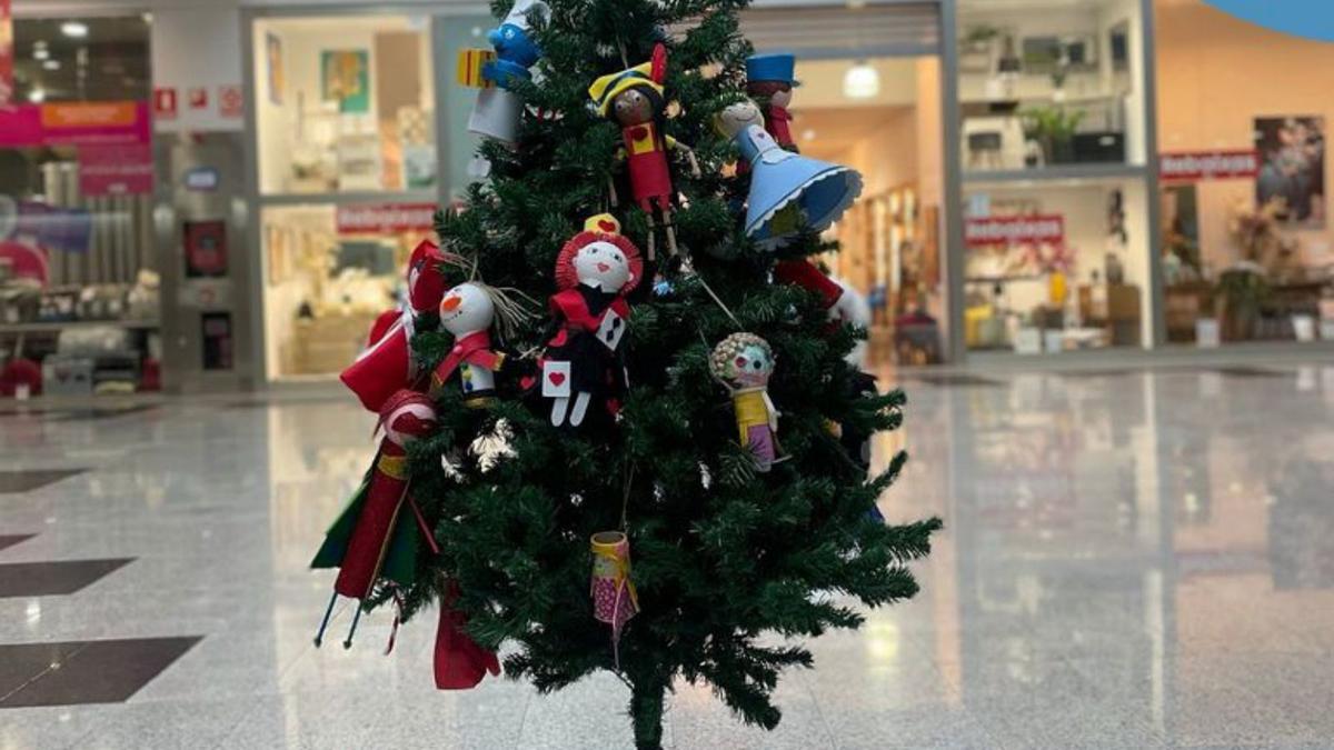 El Xoaquín Loriga gana el concurso de árboles navideños del Pontiñas Gadis