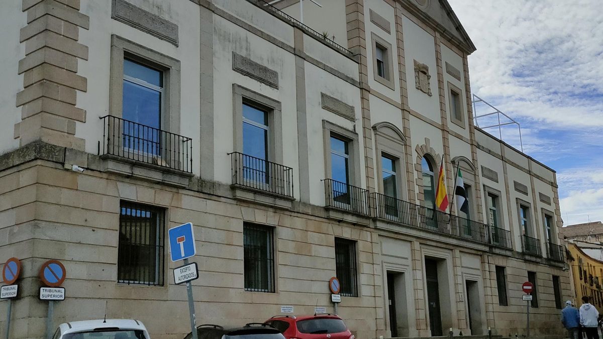 Fachada principal de la sede delTribunal Superior de Justicia de Extremadura