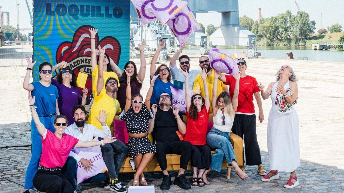Equipo de Green Cow Music durante la presentación de Insólito en el Puerto de Sevilla