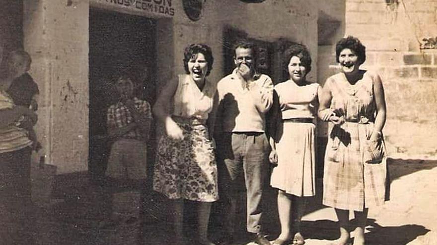 Antepasados de Lola y Suso ante el bar Abellón, que abrió su bisabuela, Carmen Vernet, en 1941 en Baiona. 