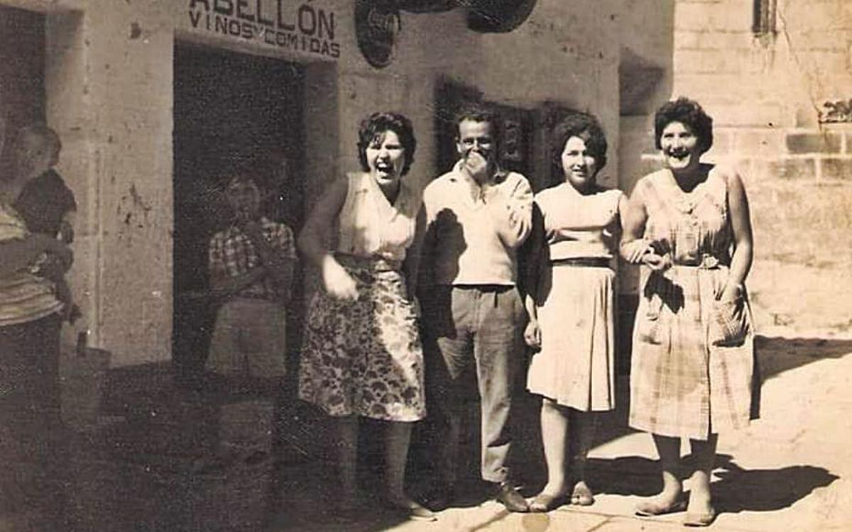 Arriba, antepasados de Lola y Suso ante el bar Abellón, que abrió su bisabuela, Carmen Vernet, en 1941 en Baiona. A la izquierda, uno de los lotes que ofertan en la web delihunters.com. | // CEDIDAS