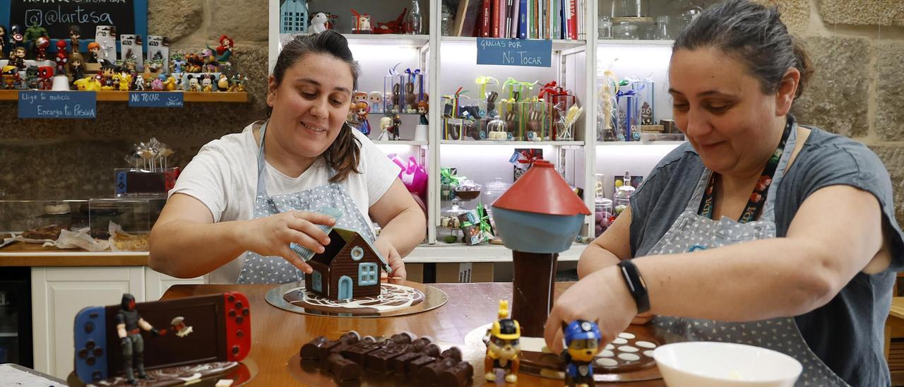 Las hermanas Fariña montando monas de Pascua en La Artesa.