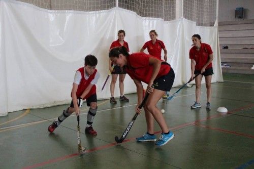 La selección española de hockey se entrena con alumnos del American School of Valencia de Puzol