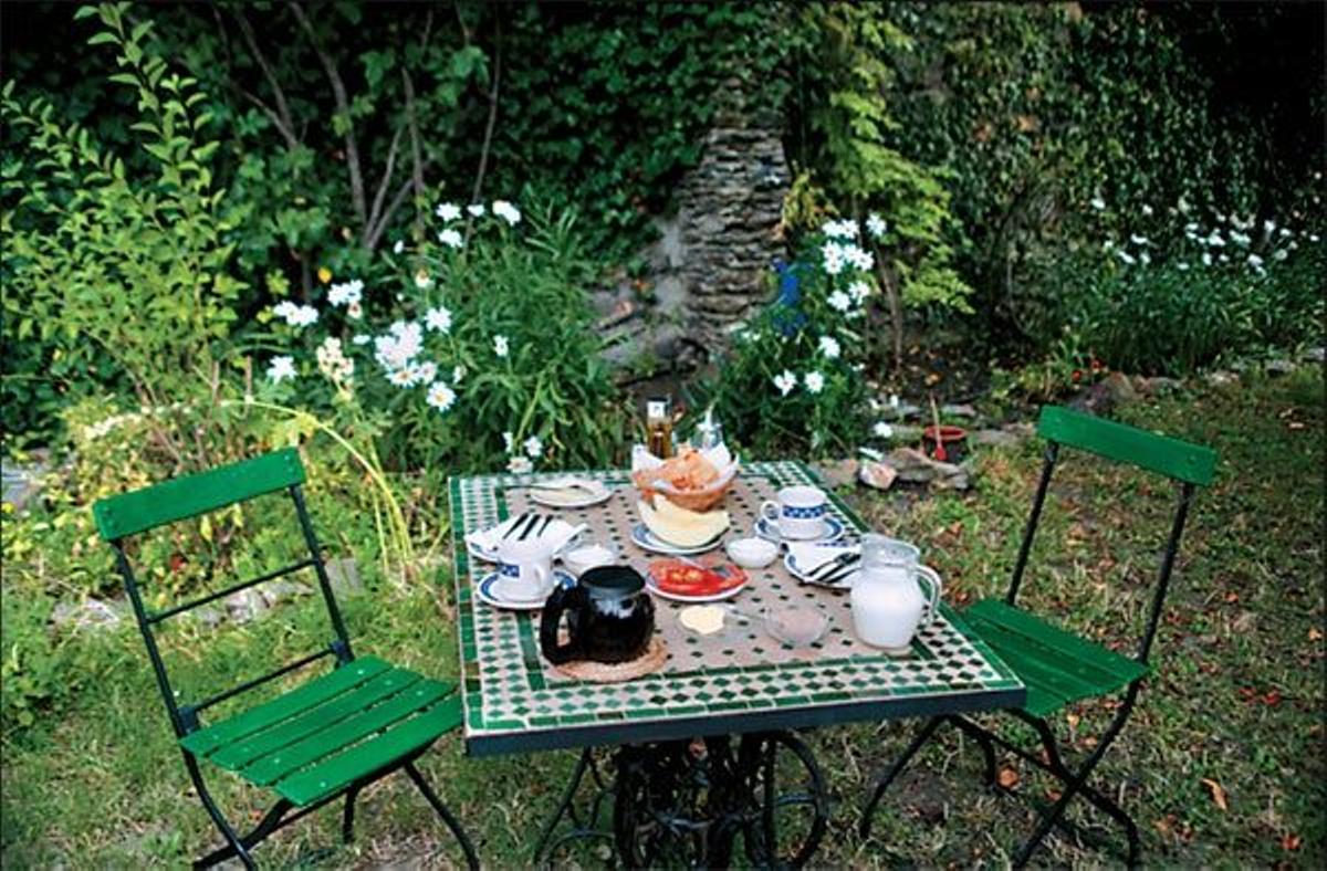 La casa rural Sierra y Mar tiene un jardín de romántica estampa y profusa vegetación donde se sir