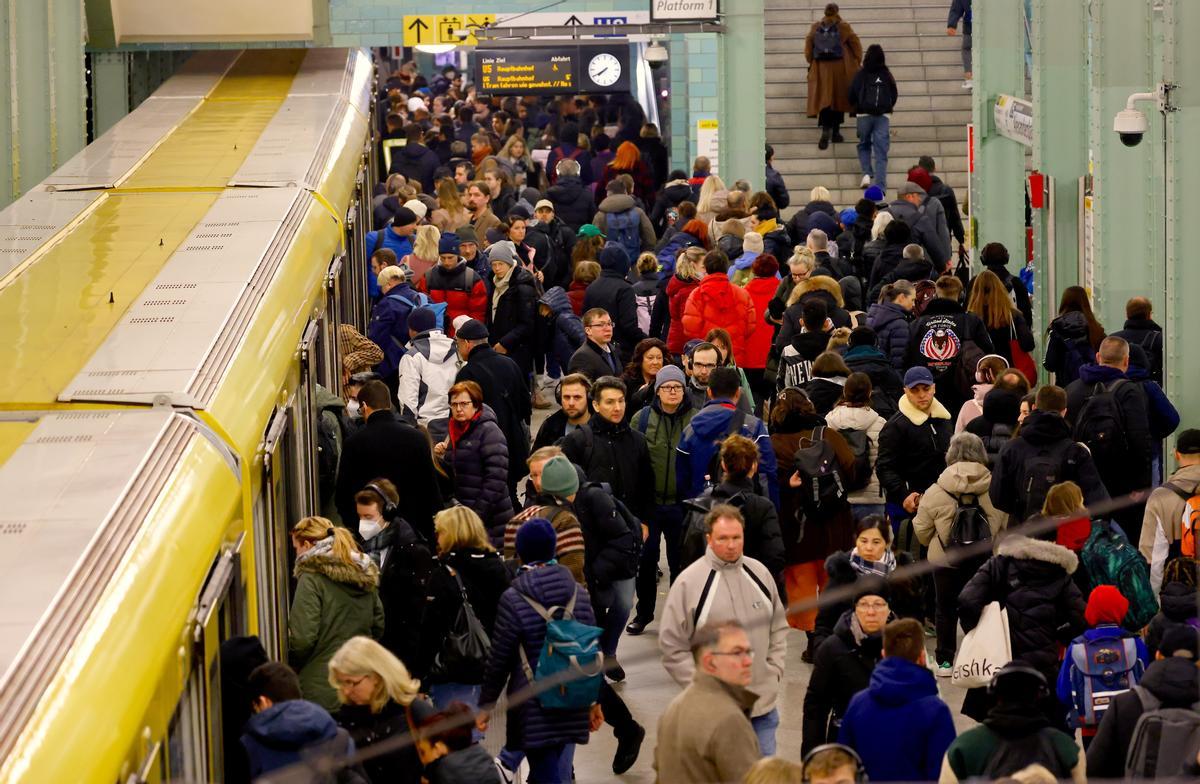 Alemania se para el lunes por una huelga a gran escala que los sindicatos han convocado en todo el transporte. Los trabajadores del sector público elevan la presión para exigir subidas del 10,5% para compensar la elevada inflación