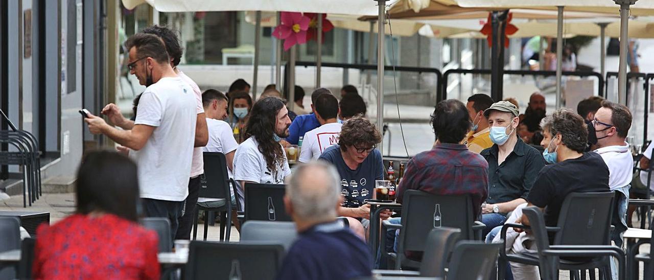 Clientes en la terraza de una cafetería de Lalín.   | // BERNABÉ/JAVIER LALÍN