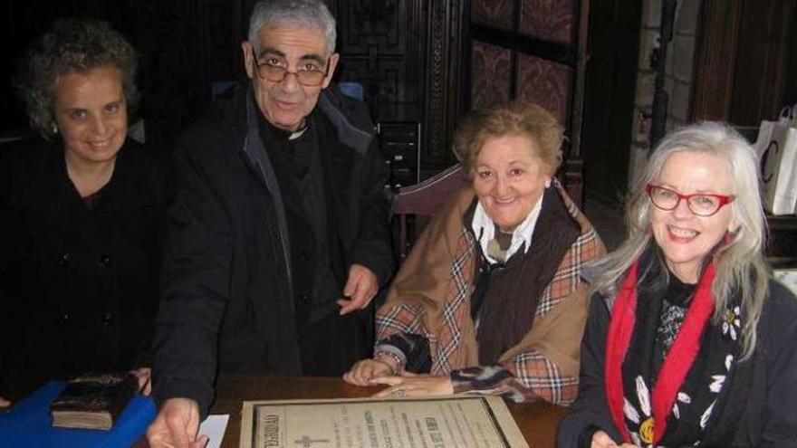 Marisa Díaz-Fierros, Avelino Bouzón, Rosa Velasco y Anna Haebich, en el Archivo. // A.D. / J.V.