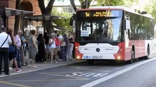 Entre la falta de información y largas esperas de tiempo: la huelga de autobuses pilla descolocados a los usuarios en la primera jornada de paros