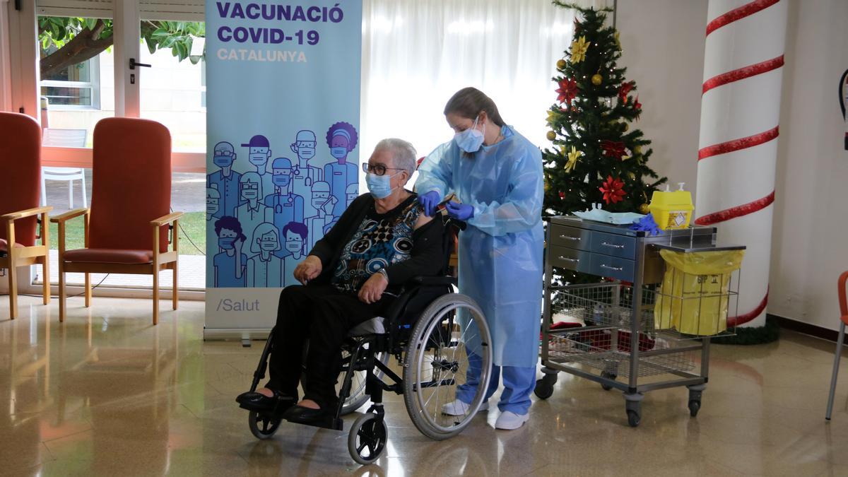 Josefa Pérez, de 89 años, la primera vacunada contra el covid-19 en Catalunya
