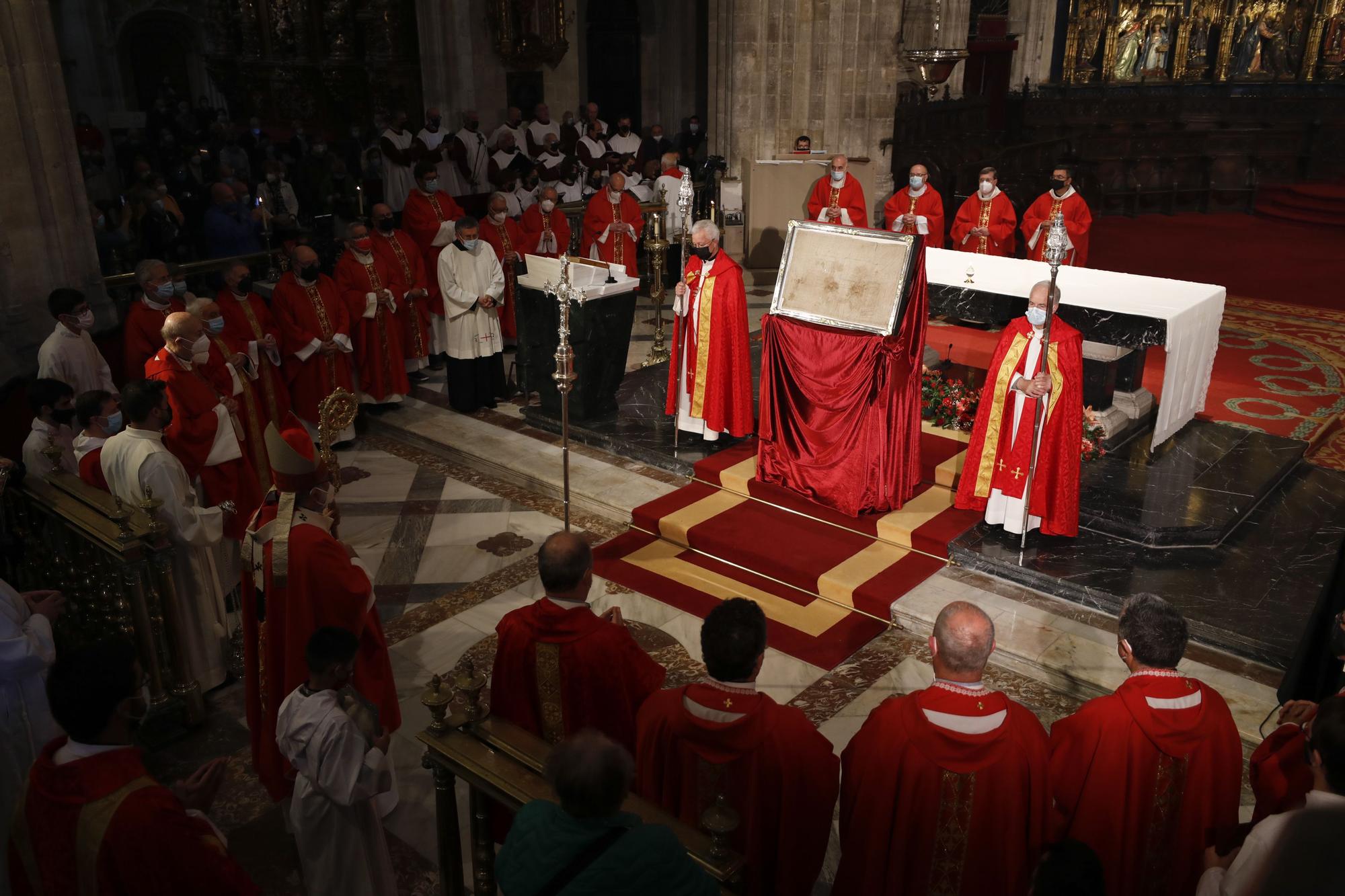 Sancta normalidad: la Catedral de Oviedo cierra el Jubileo con una misa multitudinaria