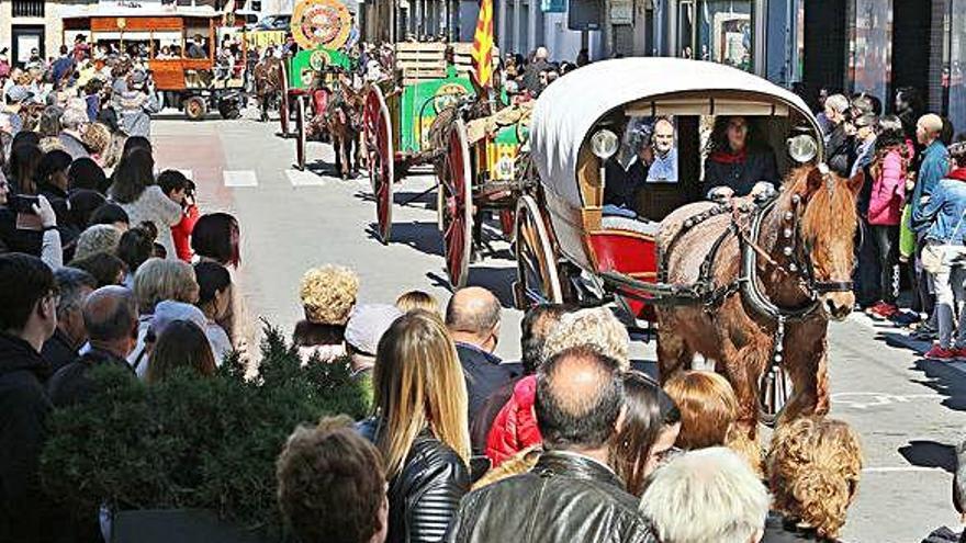 Una part de la llarga filera de carros fent una de les passades per la plaça Clavé durant els Tres Tombs