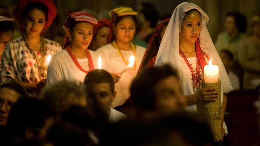 La izada de banderas y la Misa de las Naciones abren el Folclórico