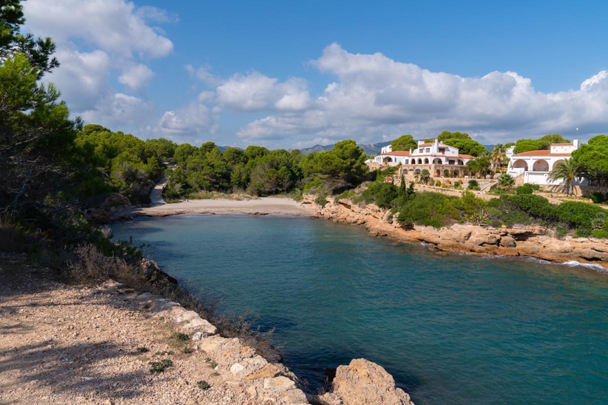 Cala de L'Estany Tort al norte de L'Ametlla de Mar