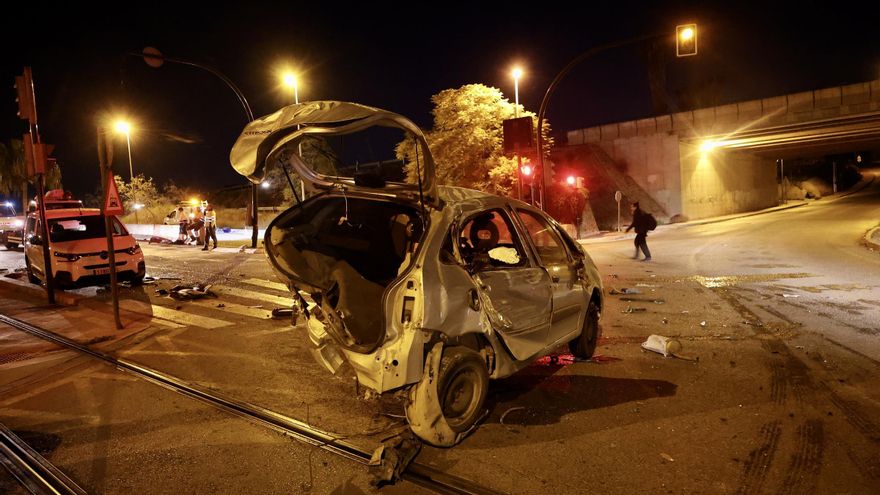 Un accidente múltiple obliga a cortar el tranvía de Murcia al quedar un coche inmovilizado sobre las vías