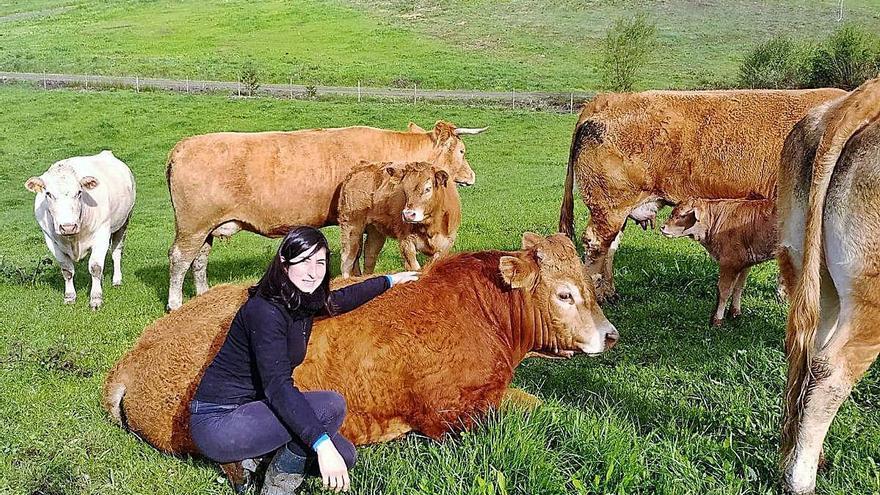 Ana Martínez García, con algunhas das vacas da súa explotación.