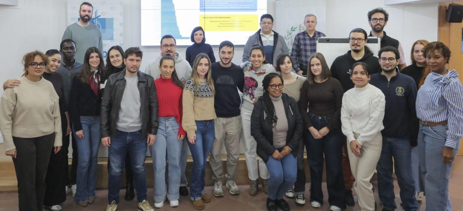 Médicos residentes que participaron en la formación en el colegio de Ourense, con la ponente, Joana Guerrero, detrás.
