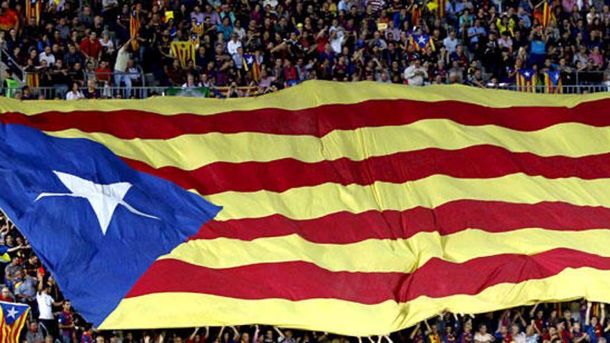 Una estelada ,desplegada en el Camp Nou