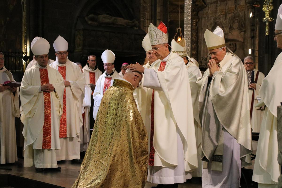 Els bisbes beneint Octavi Vilà abans que es convertís en bisbe de Girona.