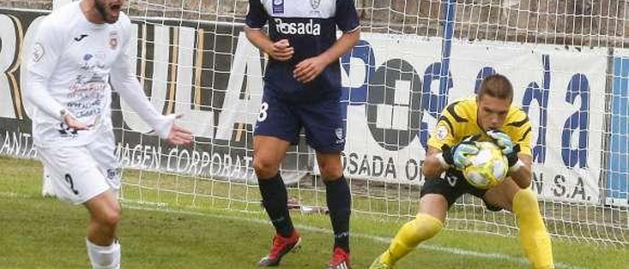 Javi Porrón detiene un balón ante un jugador de la Peña Deportiva.