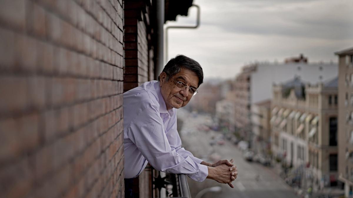 El escritor Sergio Ramírez durante la entrevista con Juan Cruz FOTO JOSÉ LUIS ROCA